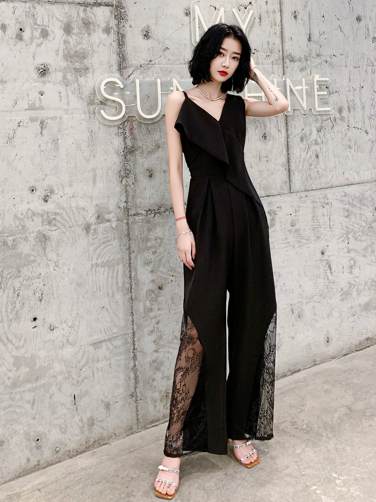 Black small evening dress dress, women's banquet temperament is noble, elegant and thin, and the queen can usually wear suspenders in autumn.