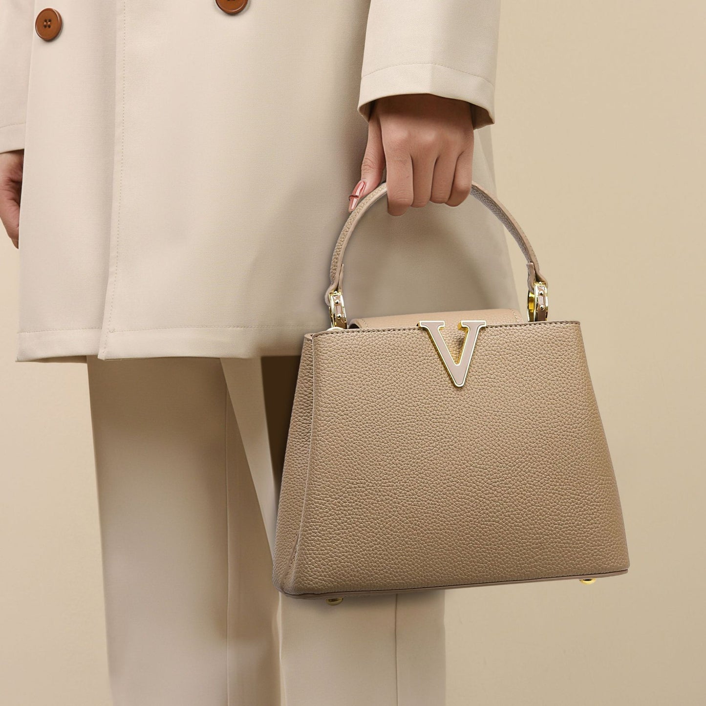2025 Women's handbag casual versatile V-word handbag women's high-end light luxury messenger bag commuter bag can be one shoulder
