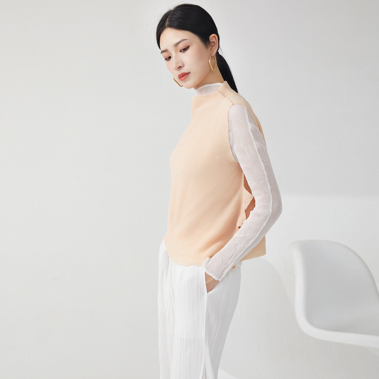 2025 Early autumn high-end top temperament semi-turtleneck irregular vest design niche versatile T-shirt