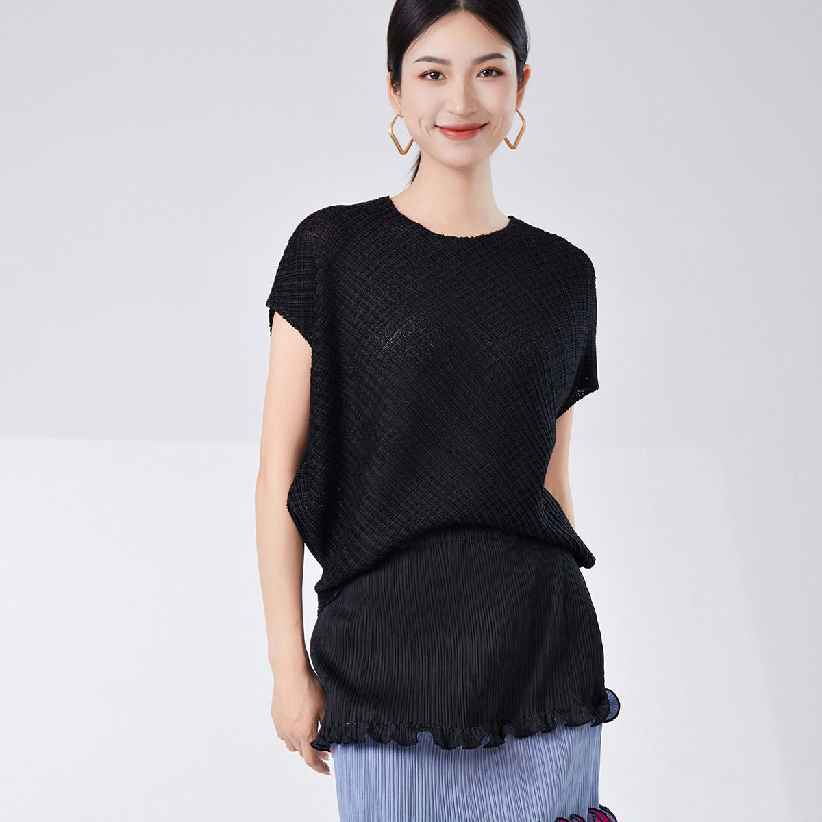 2025 Fashion loose short-sleeved T-shirt women's light and breathable bat sleeve round neck to cover the meat and show thinness, versatile temperament top
