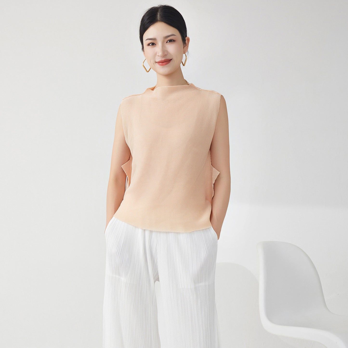 2025 Early autumn high-end top temperament semi-turtleneck irregular vest design niche versatile T-shirt