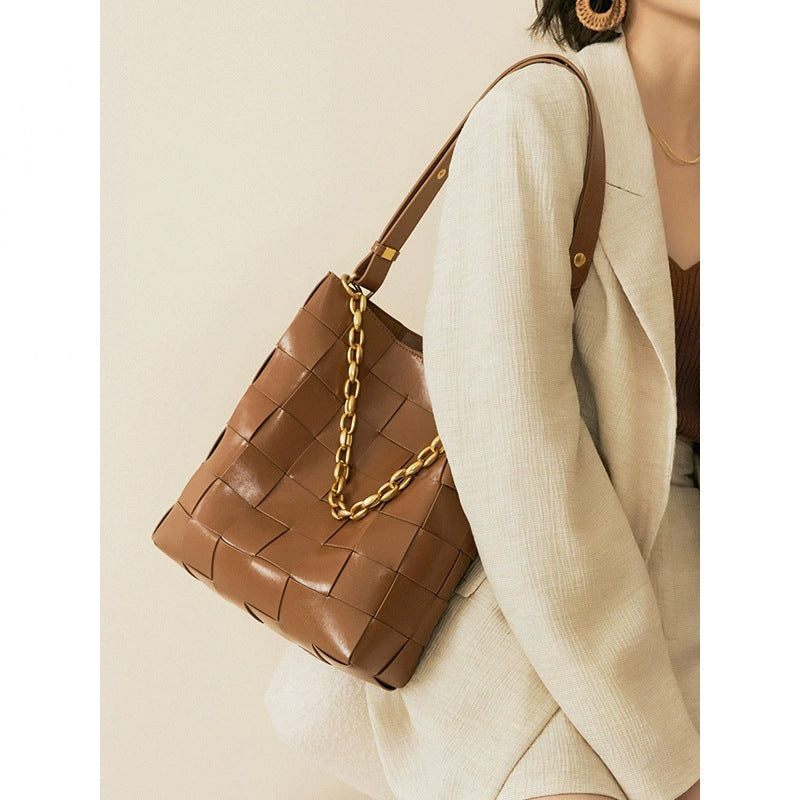 2025 Factory direct supply hand-woven bags large-capacity women's bucket bags new trendy summer shoulder messenger women's bags