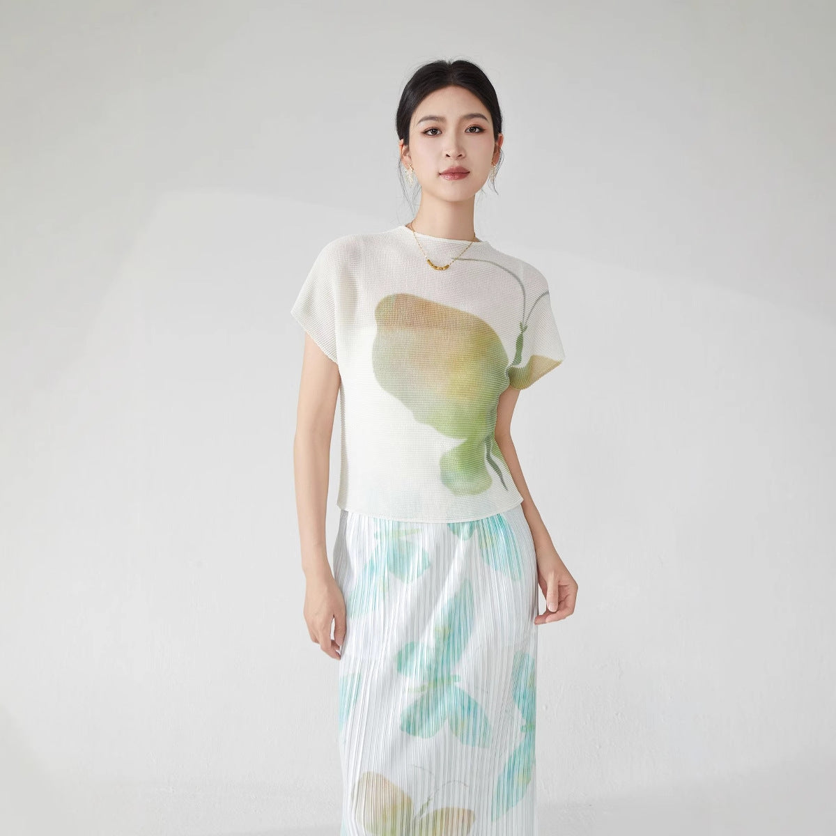 Hot-selling summer clothes women's new tops, loose design t-shirts, pleated short-sleeved T-shirts, one piece will be sent on behalf of others.