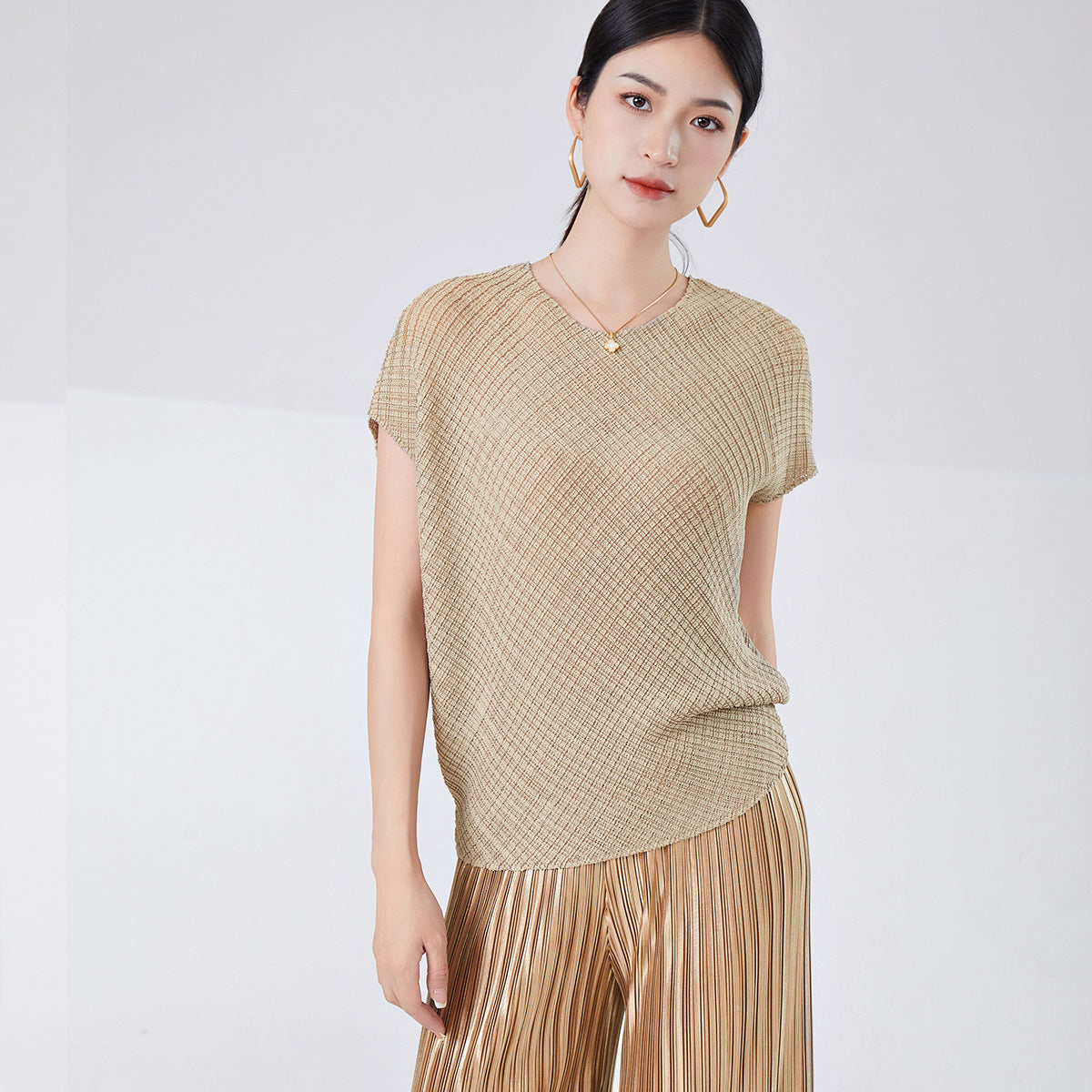 2025 Fashion loose short-sleeved T-shirt women's light and breathable bat sleeve round neck to cover the meat and show thinness, versatile temperament top
