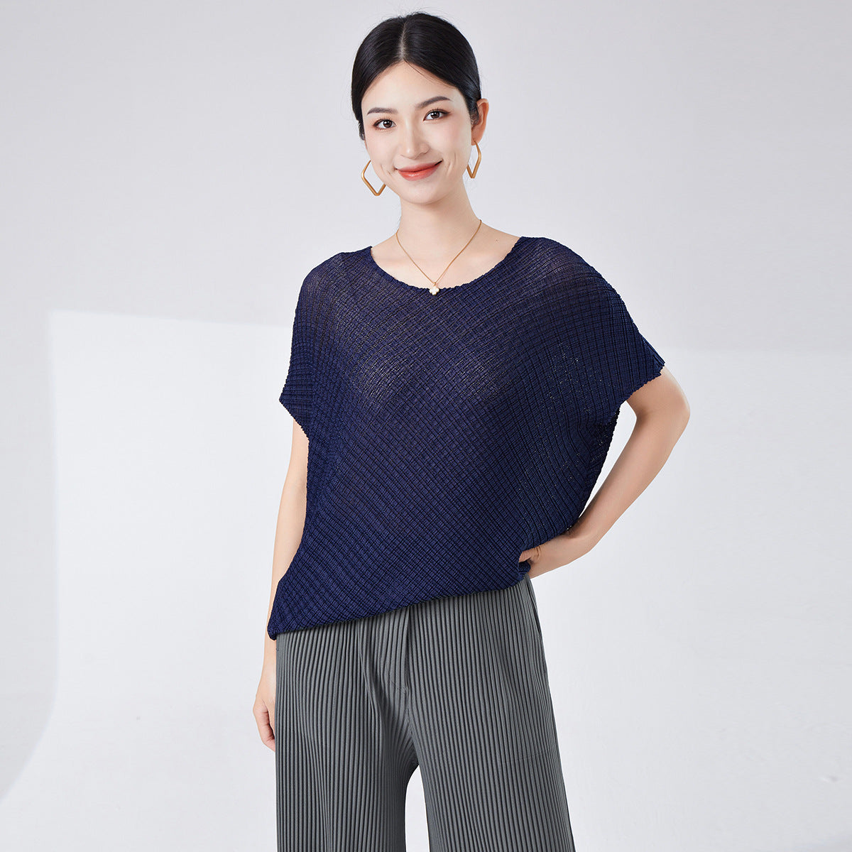 2025 Fashion loose short-sleeved T-shirt women's light and breathable bat sleeve round neck to cover the meat and show thinness, versatile temperament top