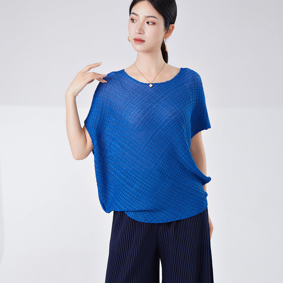 2025 Fashion loose short-sleeved T-shirt women's light and breathable bat sleeve round neck to cover the meat and show thinness, versatile temperament top