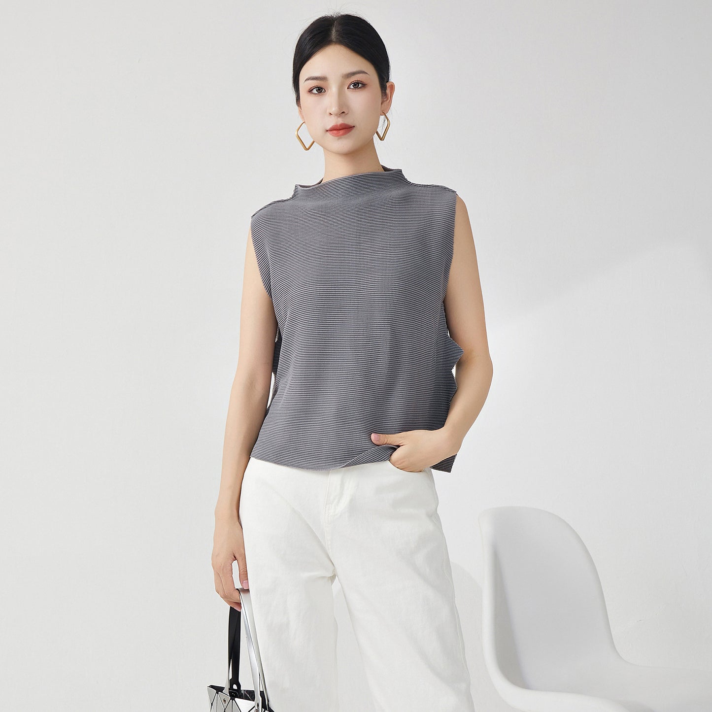 2025 Early autumn high-end top temperament semi-turtleneck irregular vest design niche versatile T-shirt