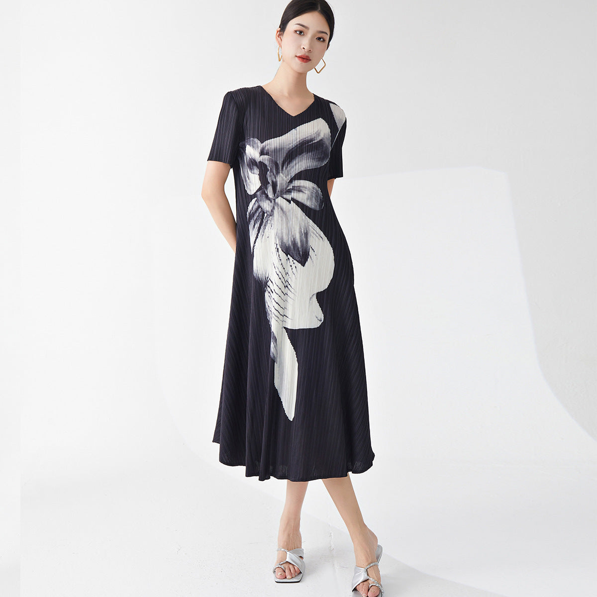 dress high-end women's clothing summer new v-neck black printing loose large size pleated medium and long dress Popular style