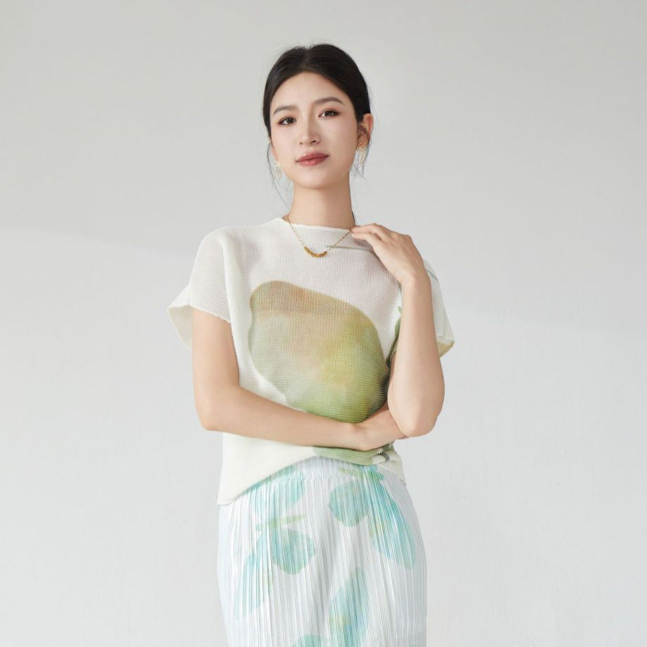 Hot-selling summer clothes women's new tops, loose design t-shirts, pleated short-sleeved T-shirts, one piece will be sent on behalf of others.