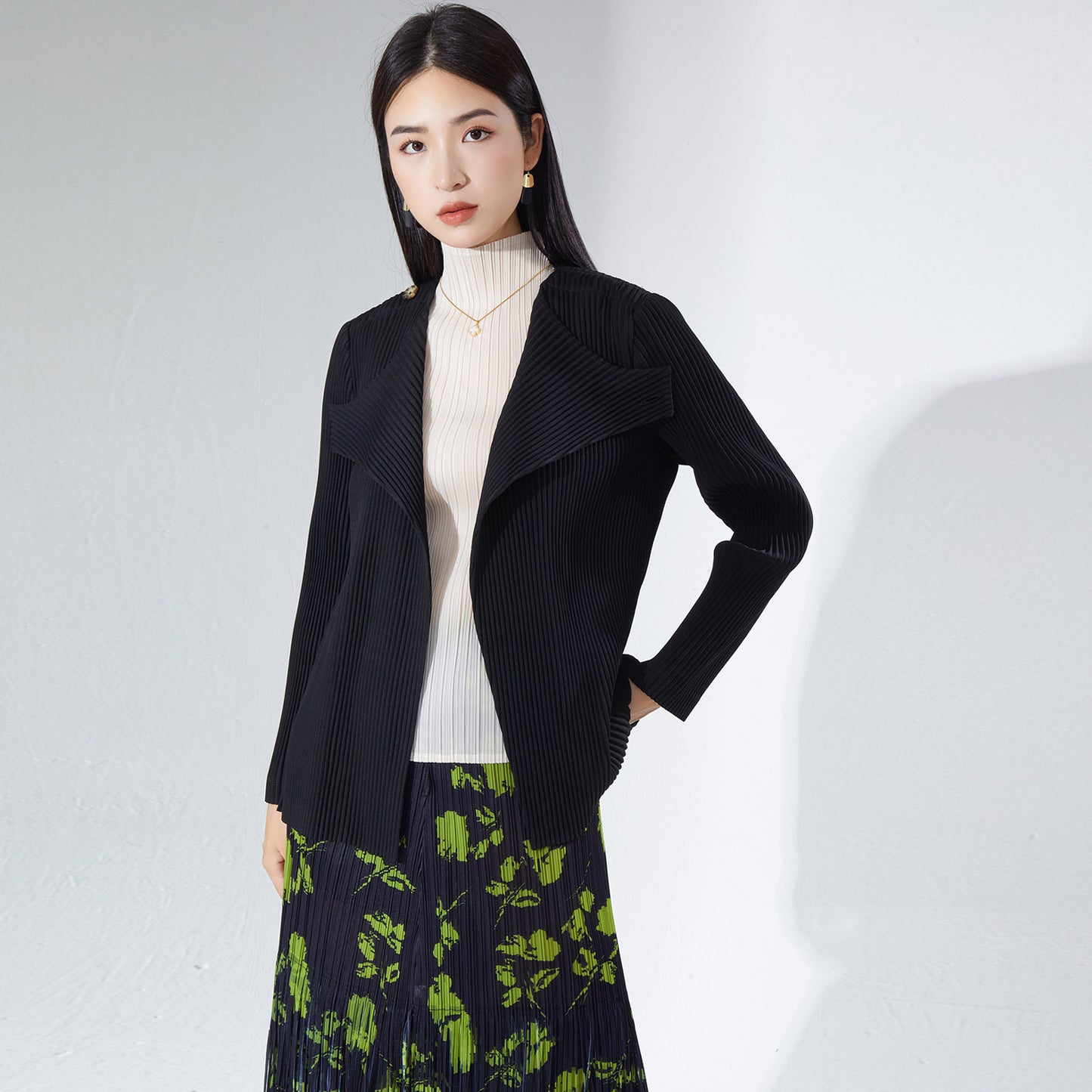 2025 Design sense two ways to wear knitted sweater top thick autumn women's clothing high-end sense new pleated cardigan jacket women