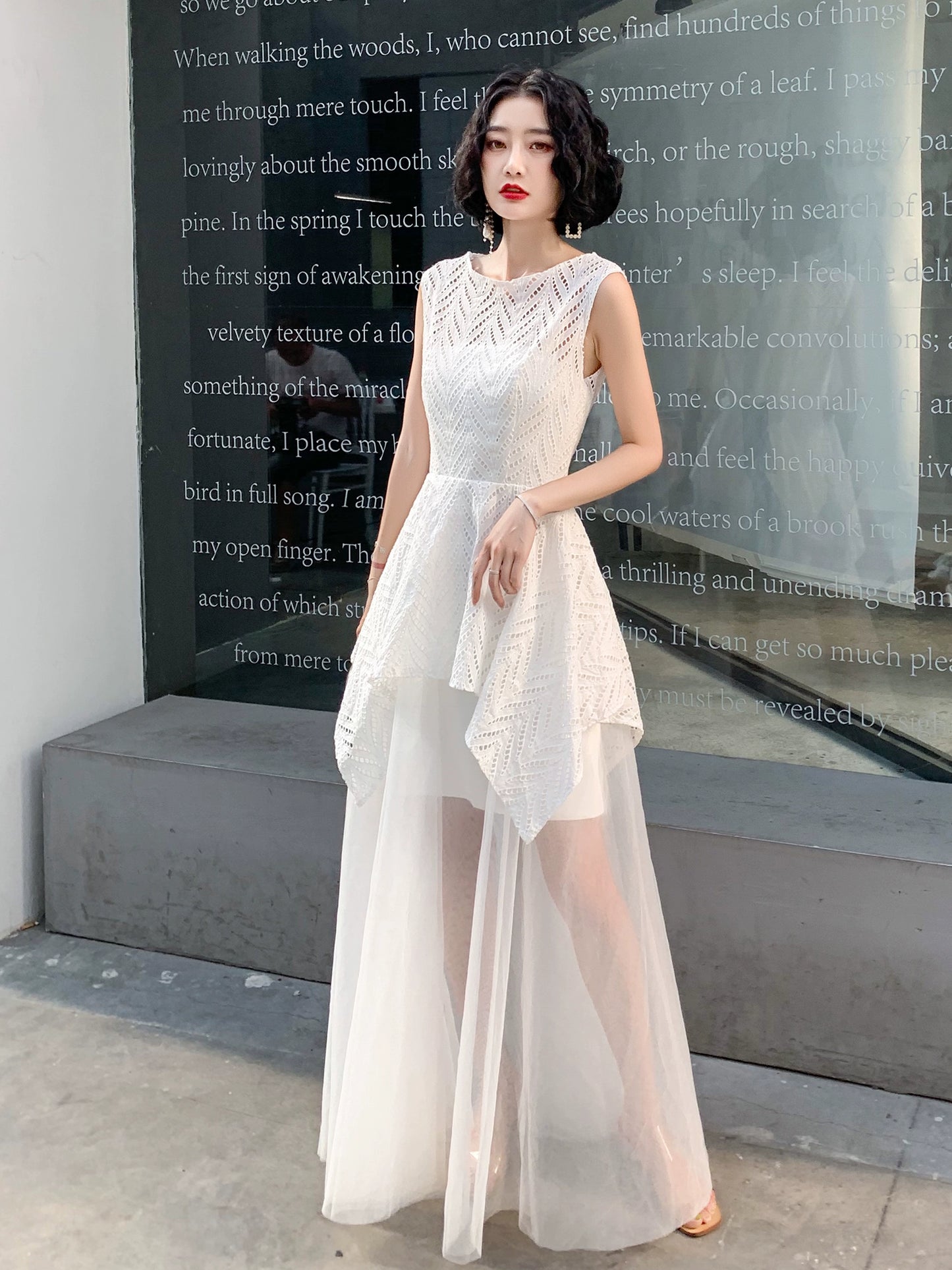 Small white evening dress skirt women can usually wear banquet temperament celebrity light luxury long style simple generous high sense autumn