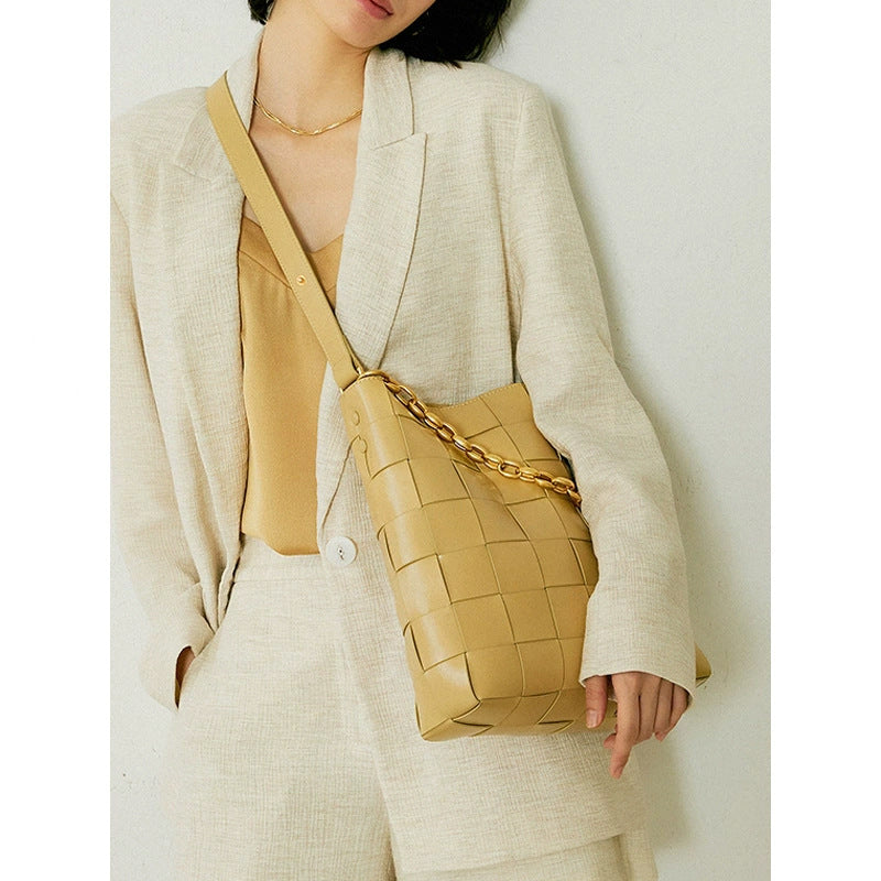 2025 Factory direct supply hand-woven bags large-capacity women's bucket bags new trendy summer shoulder messenger women's bags