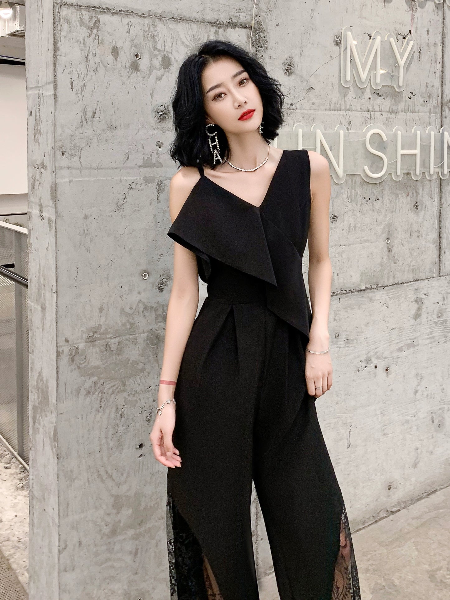 Black small evening dress dress, women's banquet temperament is noble, elegant and thin, and the queen can usually wear suspenders in autumn.