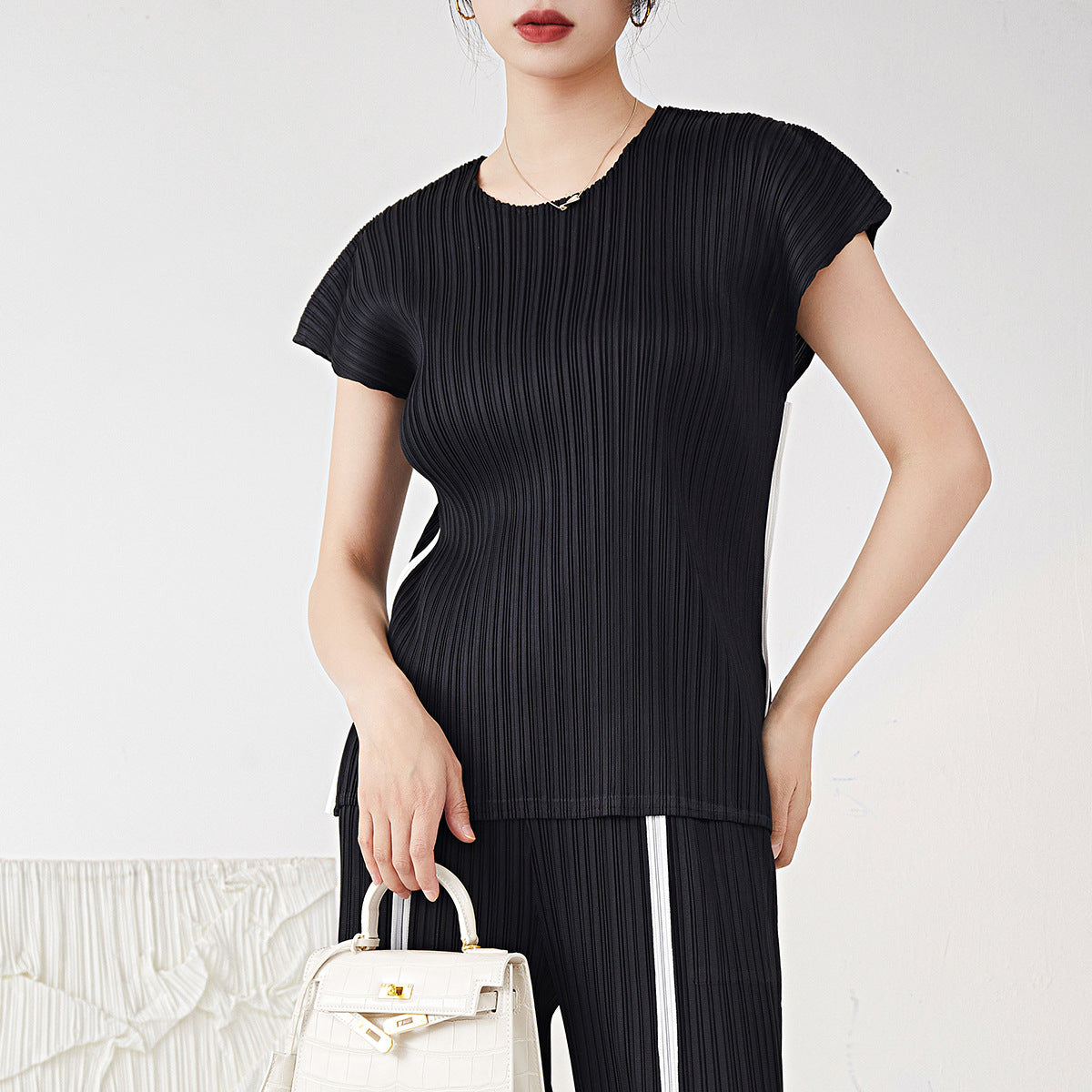 2025 Black short-sleeved women's T-shirt loose and thin round neck simple and versatile shirt high-end casual top summer