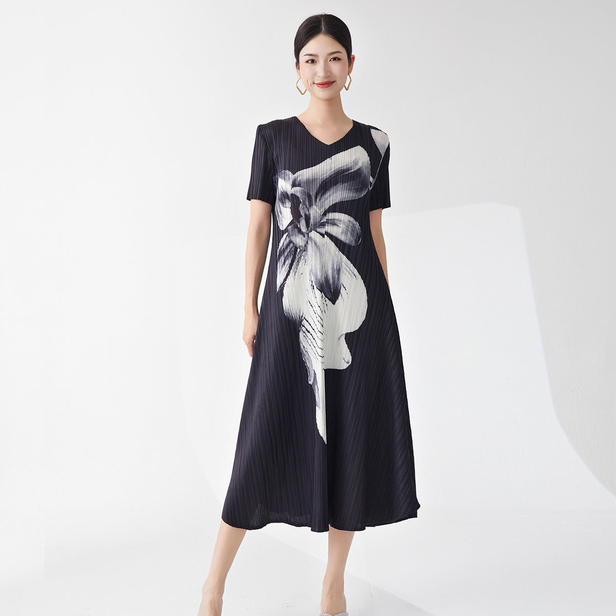 dress high-end women's clothing summer new v-neck black printing loose large size pleated medium and long dress Popular style