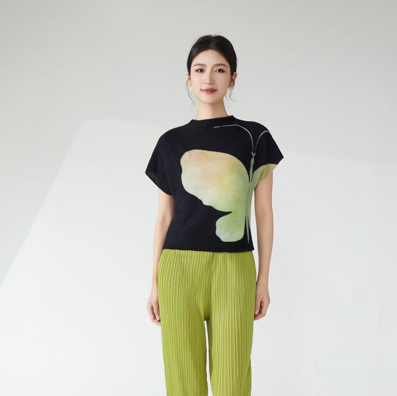 Hot-selling summer clothes women's new tops, loose design t-shirts, pleated short-sleeved T-shirts, one piece will be sent on behalf of others.