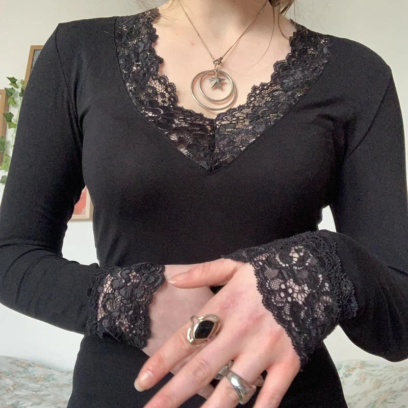 maoxiangshop Black Lace Trim T Shirt Kawaii Vintage Lace V Neck Crop Top Chic Women Slim Fit Long Sleeve Tee Autumn Spring Elegant Clothes