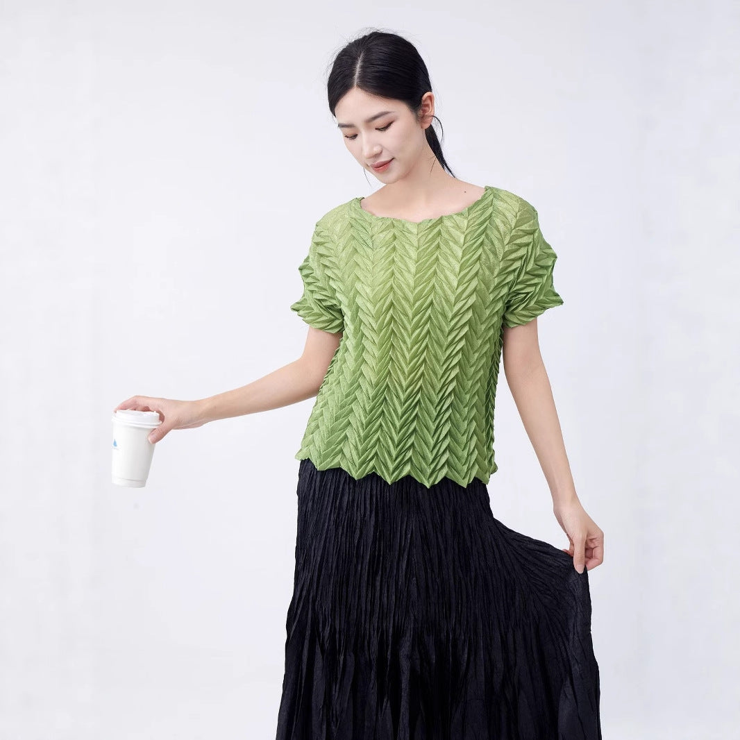 A short-sleeved women's T-shirt 2025 new summer design sense hand-pleated rest versatile pleated top