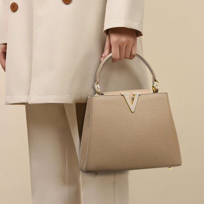 2025 Women's handbag casual versatile V-word handbag women's high-end light luxury messenger bag commuter bag can be one shoulder