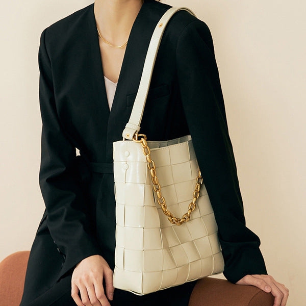 2025 Factory direct supply hand-woven bags large-capacity women's bucket bags  new trendy summer shoulder messenger women's bags