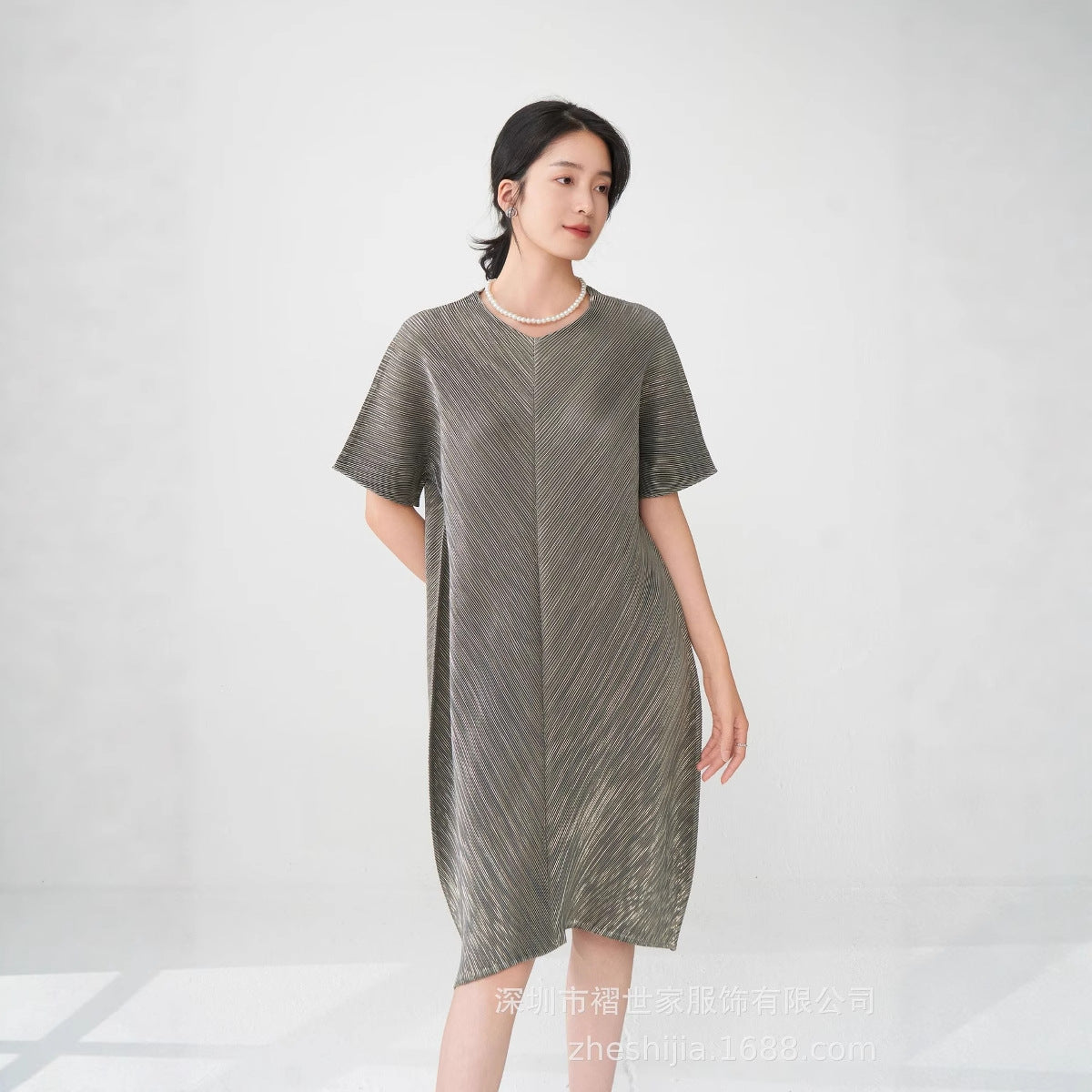 dress 2025 summer high-end bronzing v-neck loose meat covering medium and long fashion casual versatile skirt