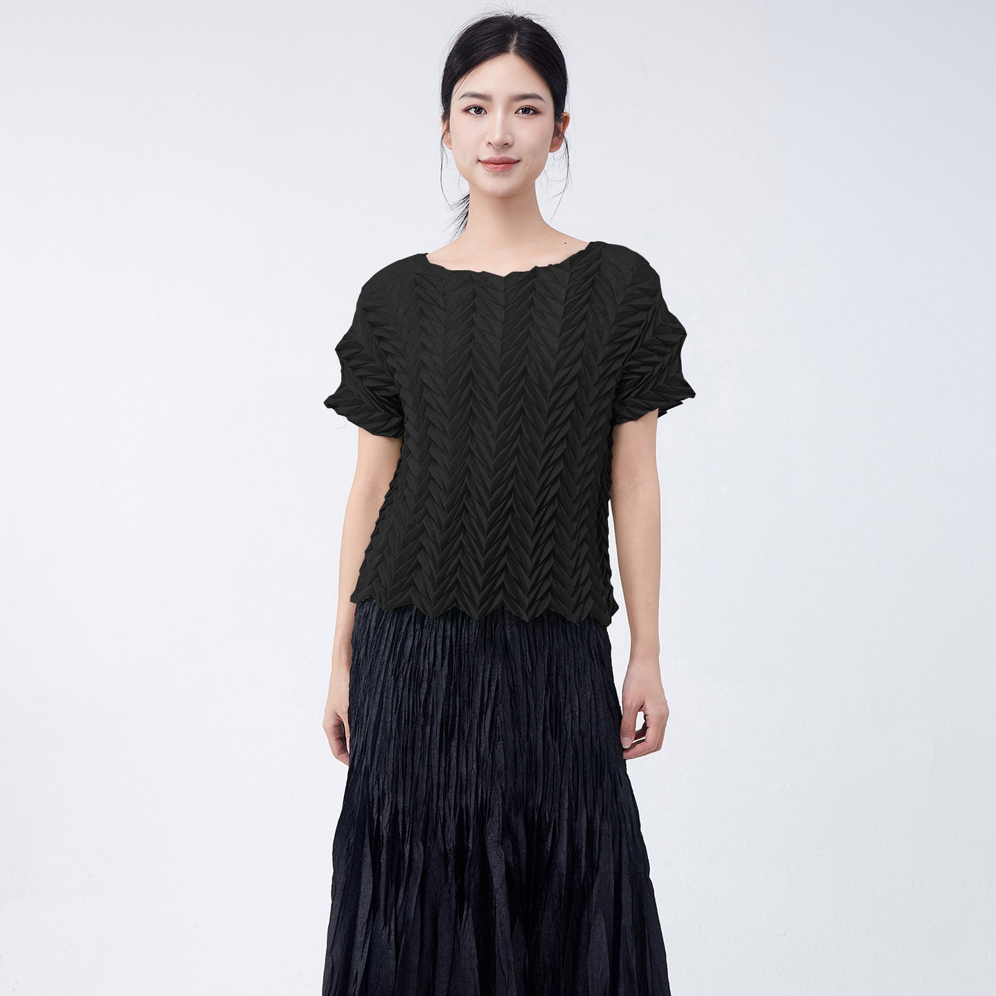 A short-sleeved women's T-shirt 2025 new summer design sense hand-pleated rest versatile pleated top