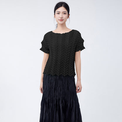 A short-sleeved women's T-shirt 2025 new summer design sense hand-pleated rest versatile pleated top