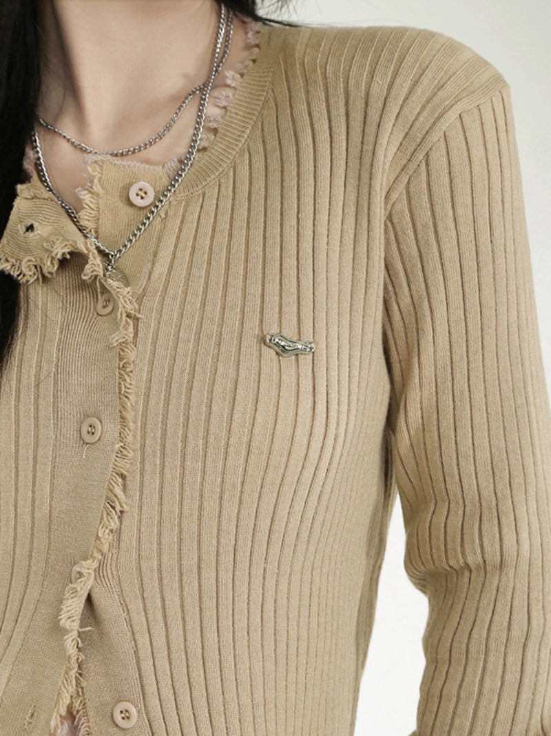 wears a long-sleeved knitted cardigan over the shoulders for women's popular new slim-fitting inner bottoming shirt, early spring top