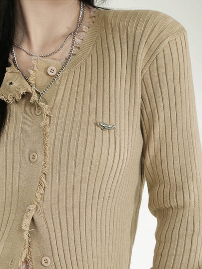 wears a long-sleeved knitted cardigan over the shoulders for women's popular new slim-fitting inner bottoming shirt, early spring top