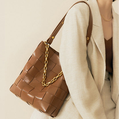 2025 Factory direct supply hand-woven bags large-capacity women's bucket bags  new trendy summer shoulder messenger women's bags