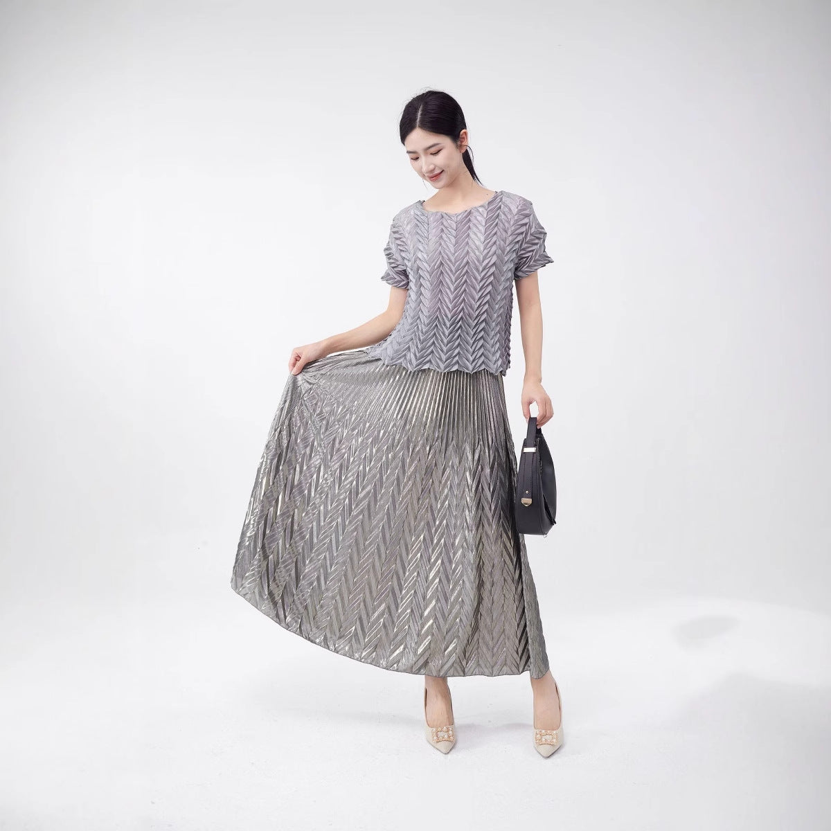 A short-sleeved women's T-shirt 2025 new summer design sense hand-pleated rest versatile pleated top