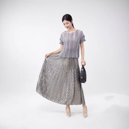 A short-sleeved women's T-shirt 2025 new summer design sense hand-pleated rest versatile pleated top