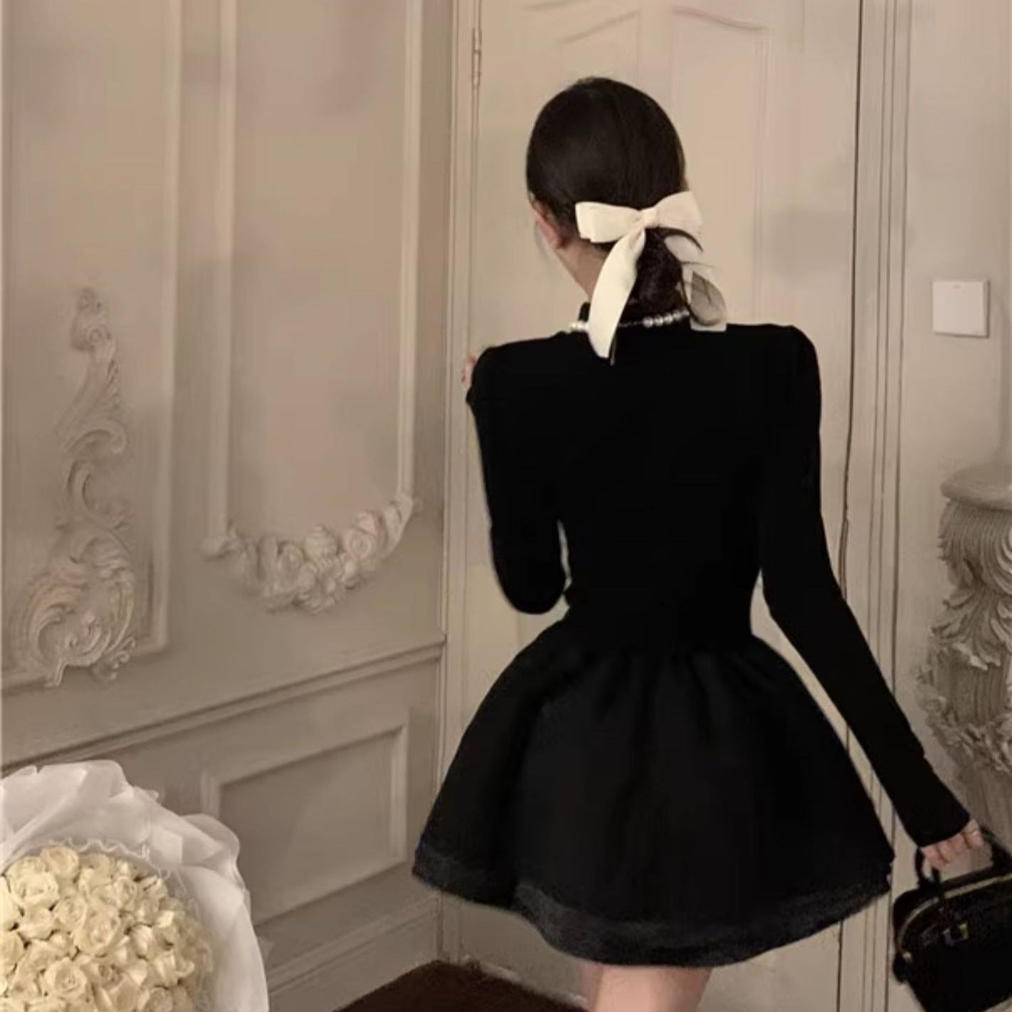 2025 small fragrant style long-sleeved dress women's black Hepburn style daughter gold small black dress thin a word short skirt fluffy skirt