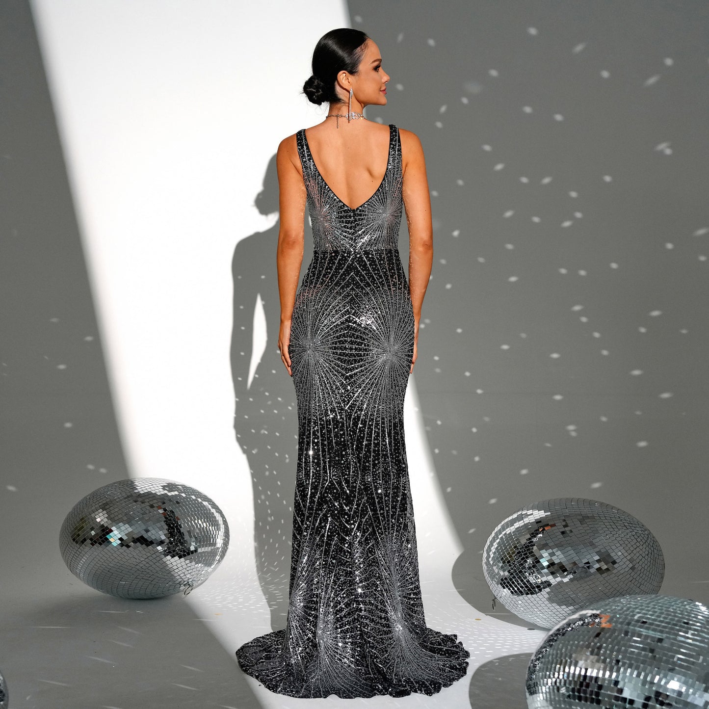 2025 sleeveless temperament suspender sexy long sequined V-neck banquet evening dress bridesmaid dress women
