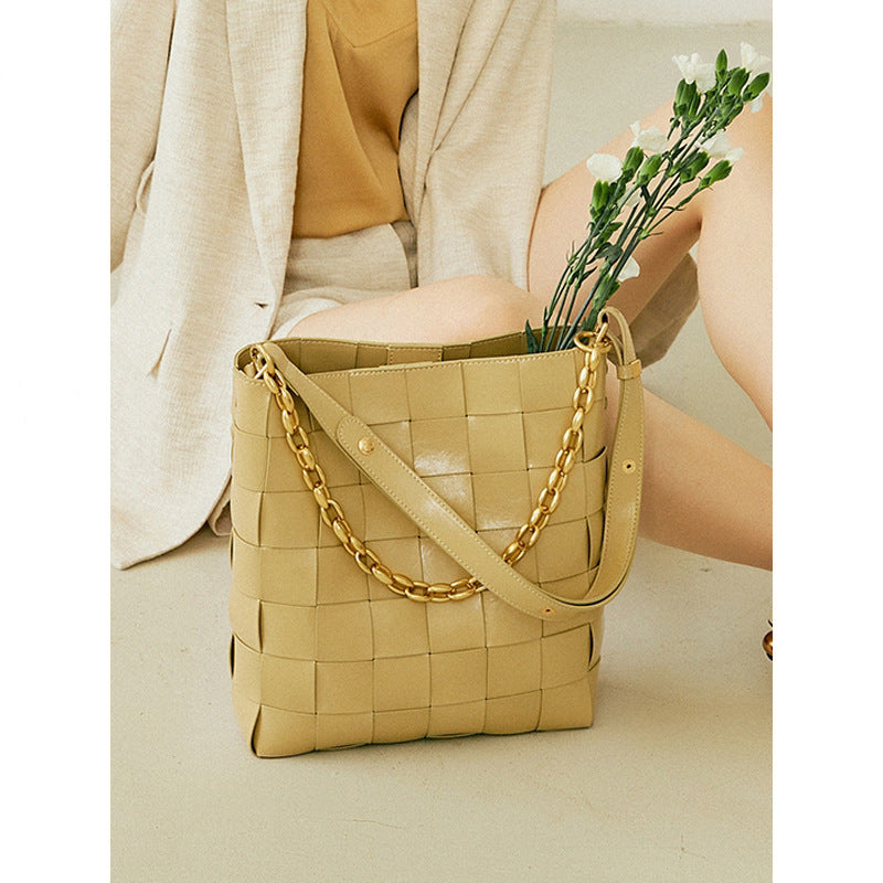 2025 Factory direct supply hand-woven bags large-capacity women's bucket bags  new trendy summer shoulder messenger women's bags