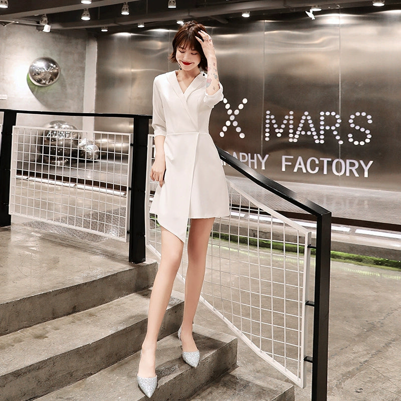 White evening dress, female banquet temperament, usually can wear short small dress, simple and generous host