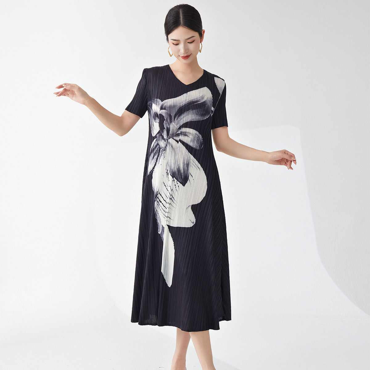 dress high-end women's clothing summer new v-neck black printing loose large size pleated medium and long dress Popular style