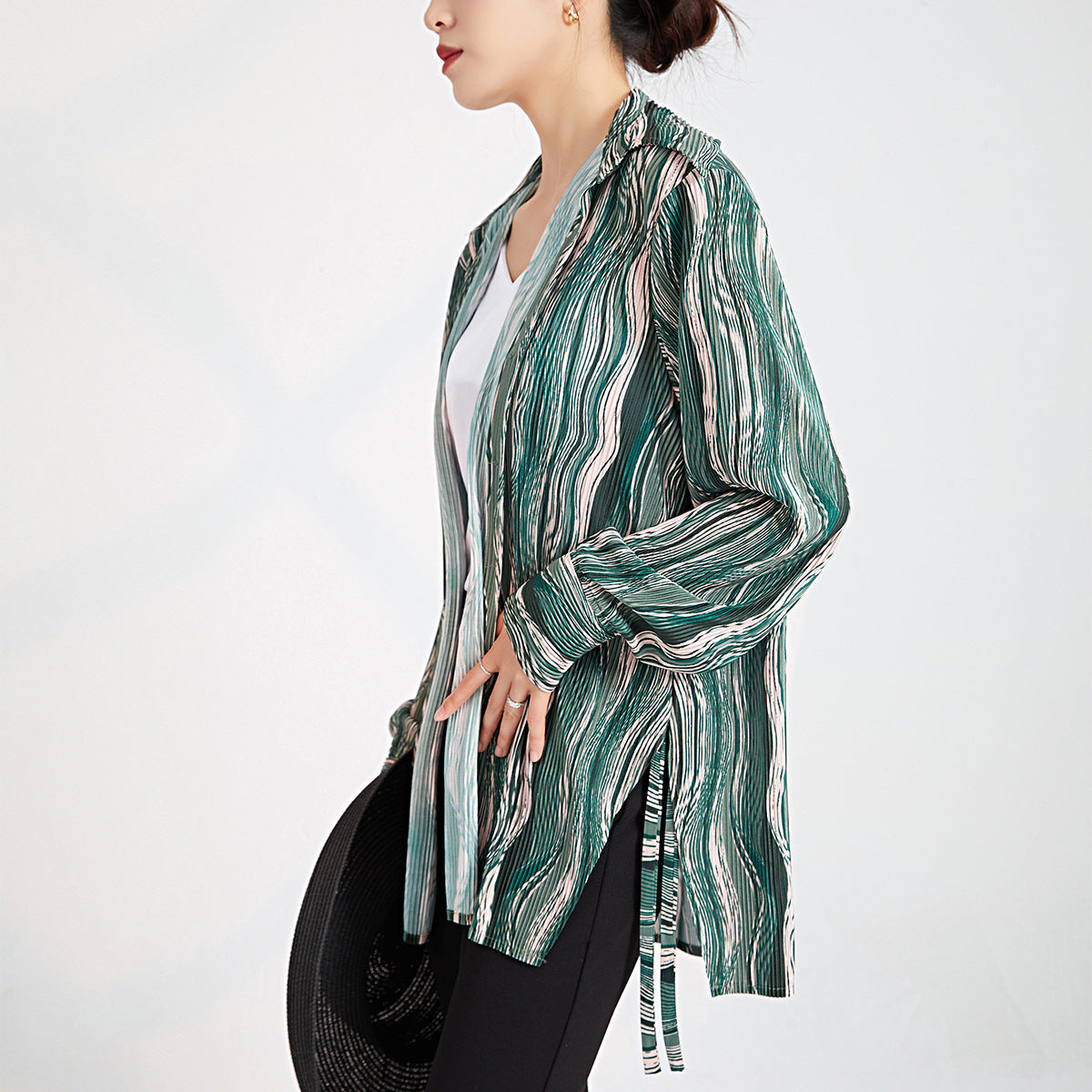 2025 Striped shirt sunscreen women's summer thin loose casual single-breasted unique beautiful shirt pleated cardigan top
