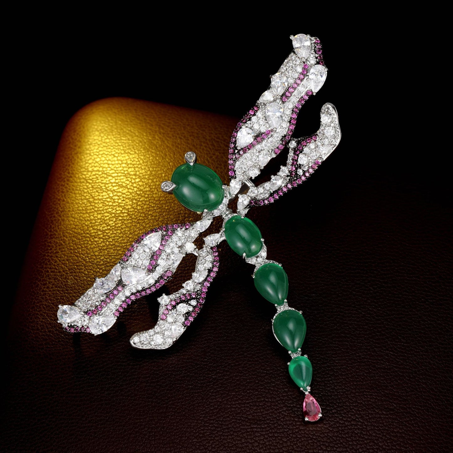 2025 Light luxury retro luxury temperament dragonfly brooch female personality creative insect pin fashion high sense coat corsage