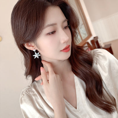 2025 Niche design heavy industry zircon christmas snowflake earrings s925 silver needle super fairy sweet high-end temperament earrings