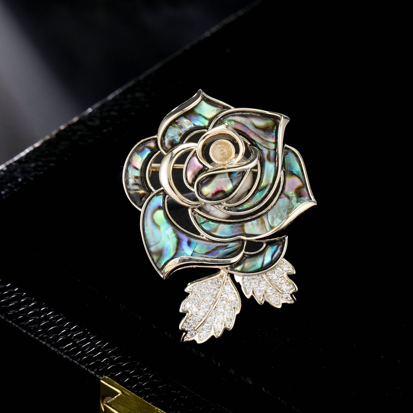 2025 New high-end exquisite camellia abalone shell pearl brooch femininity high-end blazer pin accessories