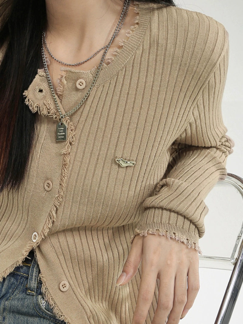 wears a long-sleeved knitted cardigan over the shoulders for women's popular new slim-fitting inner bottoming shirt, early spring top