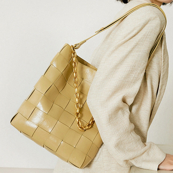 2025 Factory direct supply hand-woven bags large-capacity women's bucket bags  new trendy summer shoulder messenger women's bags