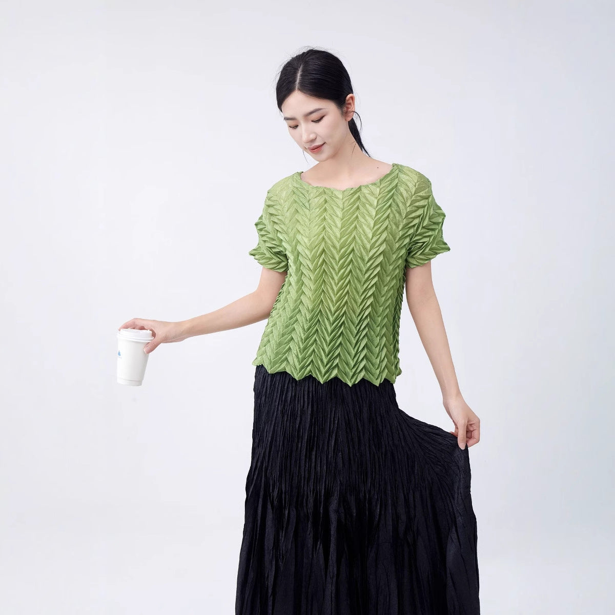 A short-sleeved women's T-shirt 2025 new summer design sense hand-pleated rest versatile pleated top