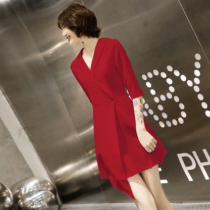 White evening dress, female banquet temperament, usually can wear short small dress, simple and generous host