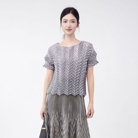 A short-sleeved women's T-shirt 2025 new summer design sense hand-pleated rest versatile pleated top
