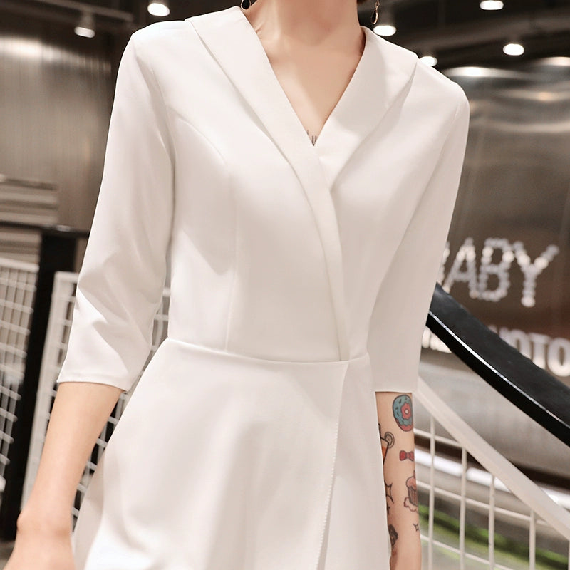 White evening dress, female banquet temperament, usually can wear short small dress, simple and generous host