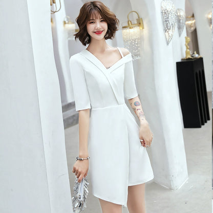 White evening dress, female banquet temperament, usually can wear short small dress, simple and generous host